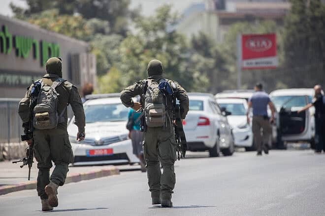 Elite Israel Border Police officers (Yamam) at the scene where a man was threatening to jump from the roof of an office tower in Jerusalem's Givat Shaul neighborhood on Aug. 8, 2018. Photo by Yonatan Sindel/Flash90.