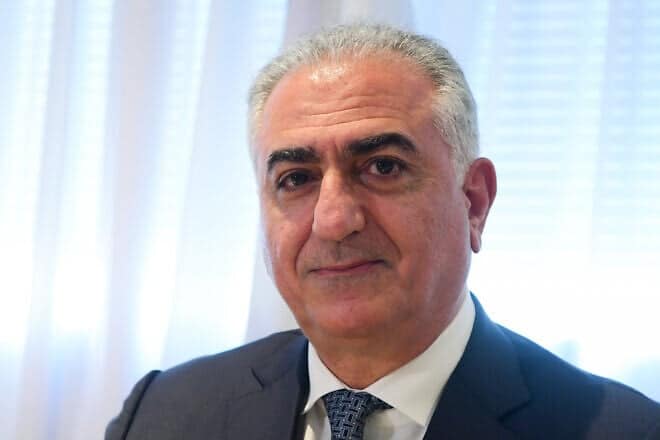 Reza Pahlavi holds a press conference in Tel Aviv, April 19, 2023. Photo by Avshalom Sassoni/Flash90.