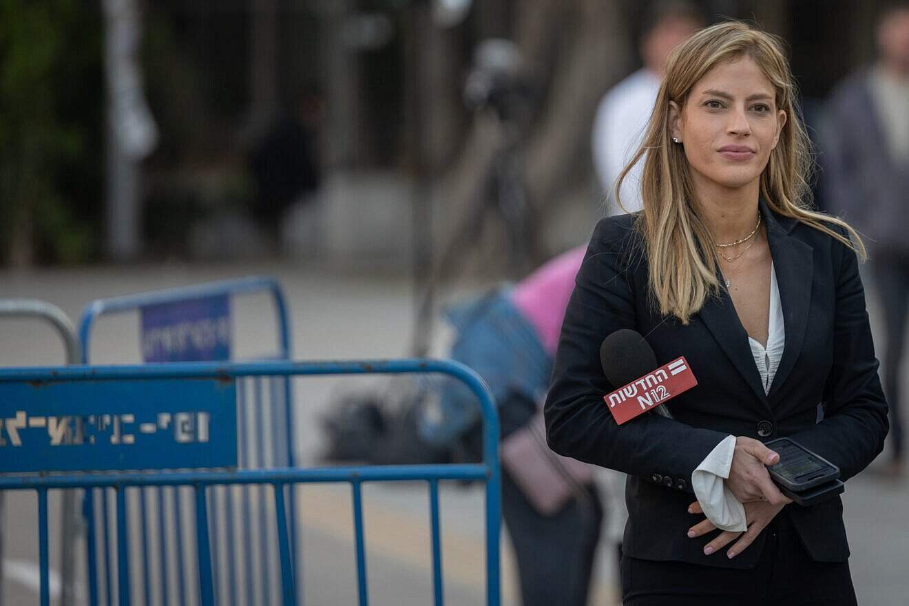 Channel 12 reporter Yolan Cohen outside the trial of Israeli Prime Minister Benjamin Netanyahu at the Distrcit Court in Tel Aviv, December 10, 2024. Photo by Chaim Goldberg/Flash90.