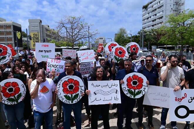 Israeli right-wing activists of the Im Tirzu movement demonstrate next to Arab Israelis and Israeli left-wing activist students, during a rally marking Nakba Day at Tel Aviv University on May 14, 2025. Photo by Tomer Neuberg/Flash90.