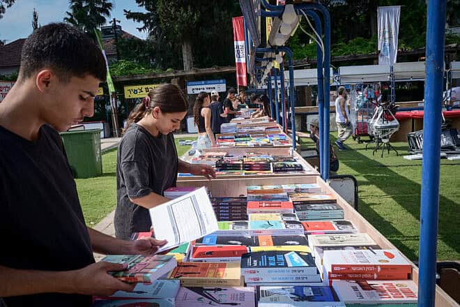 Preparing for the annual Hebrew Book Week at Sarona in Tel Aviv. June 9, 2025. Photo by Avshalom Sassoni/Flash90.