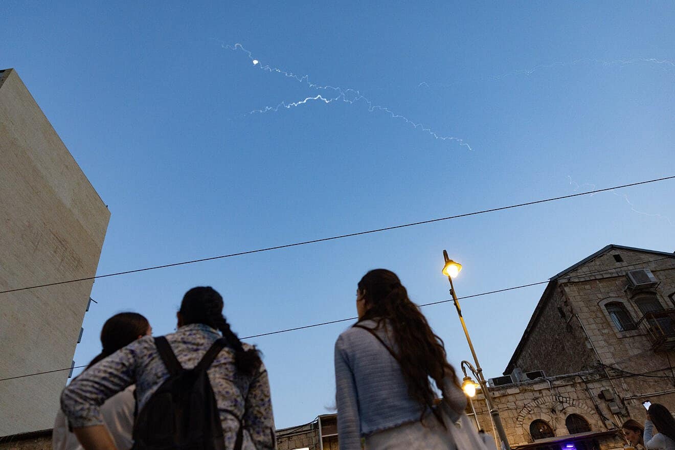 The interception of a Houthi terrorist missile from Yemen, as seen in Jerusalem, June 10, 2025. Photo by Chaim Goldberg/Flash90.