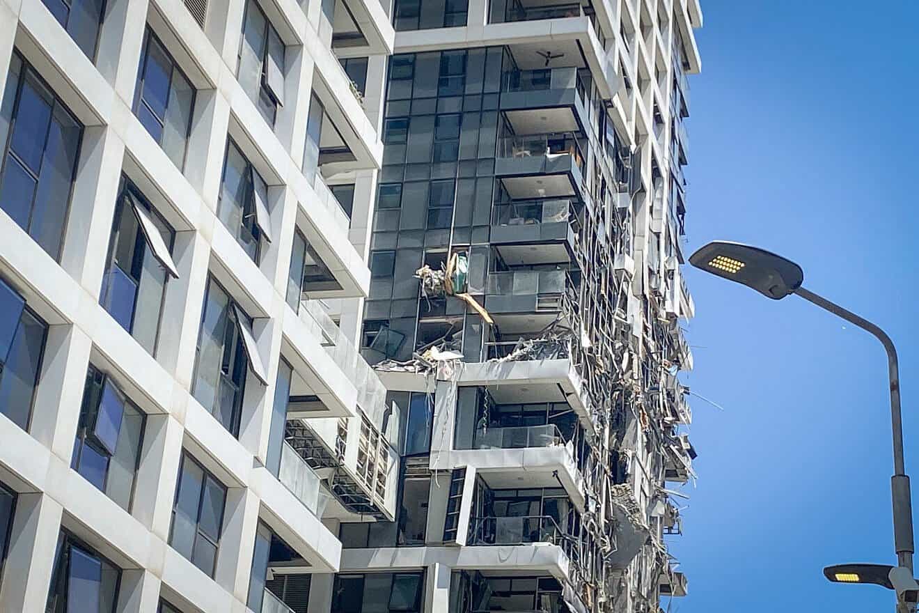 The scene where last night a ballistic missile fired from Iran hit and caused damage in Tel Aviv, June 14, 2025. Photo by Avshalom Sassoni/Flash90.