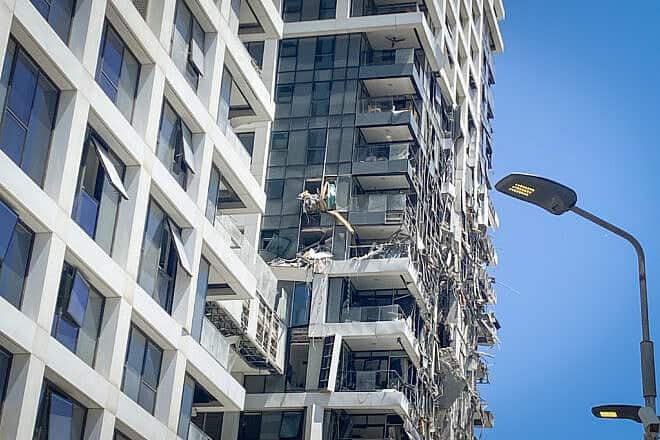 The scene where last night a ballistic missile fired from Iran hit and caused damage in Tel Aviv, June 14, 2025. Photo by Avshalom Sassoni/Flash90.