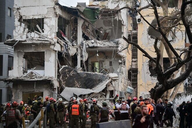 Israeli security and rescue forces at the scene where a ballistic missile fired from Iran hit in Tel Aviv, June 17, 2025. Photo by Avshalom Sassoni/Flash90.