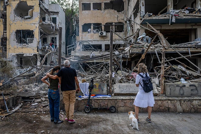 Israeli security and rescue personnel at the scene where a ballistic missile fired from Iran hit in Tel Aviv, June 16, 2025. Photo by Chaim Goldberg/Flash90.