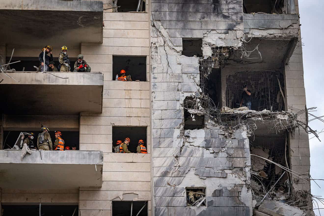 Israeli security and rescue personnel at the scene where a ballistic missile fired from Iran hit in Petach Tikvah, June 16, 2025. Photo by Chaim Goldberg/Flash90.