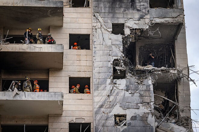 Israeli security and rescue personnel at the scene where a ballistic missile fired from Iran hit in Petach Tikvah, June 16, 2025. Photo by Chaim Goldberg/Flash90.