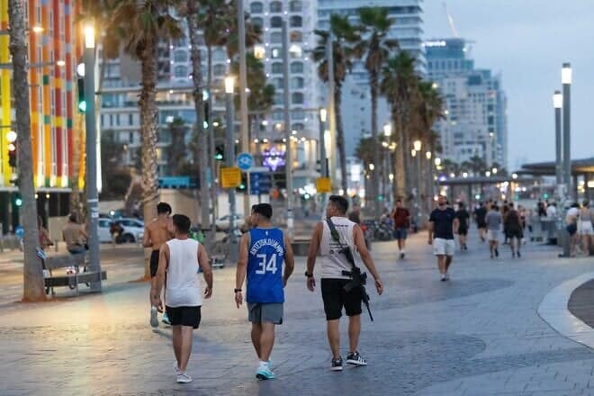 Israels enjoy at the beach promenade in Tel Aviv, June 17, 2025. Photo by Chaim Goldberg/Flash90.