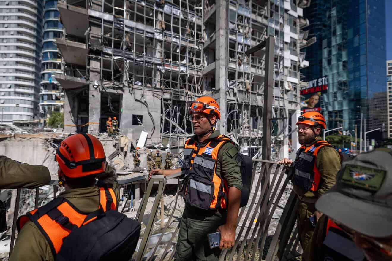 Israeli security and rescue personnel at the scene where a ballistic missile fired from Iran hit in Ramat Gan, June 19, 2025. Photo by Chaim Goldberg/Flash90.