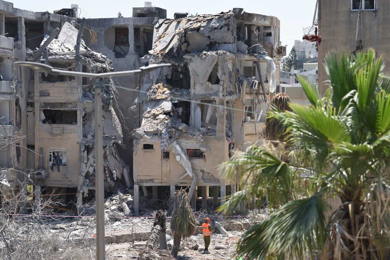 Rescue teams inspect the damage to buildings struck by an Iranian ballistic missile in central Israel, June 19, 2025. Photo by Gili Yaari/Flash90.