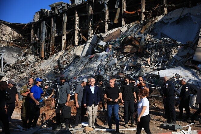 Israeli Prime Minister Benjamin Netanyahu visits the scene where an Iranian ballistic missile hit at the Weizmann Institute of Science in Rehovot, June 20, 2025. Photo by Itai Ron/POOL.