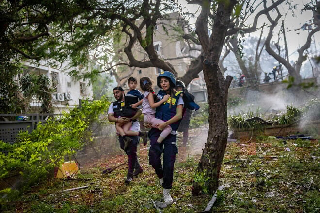 Security and rescue personnel at the scene where an Iranian ballistic missile hit in Tel Aviv, June 22, 2025. Photo by Chaim Goldberg/Flash90.