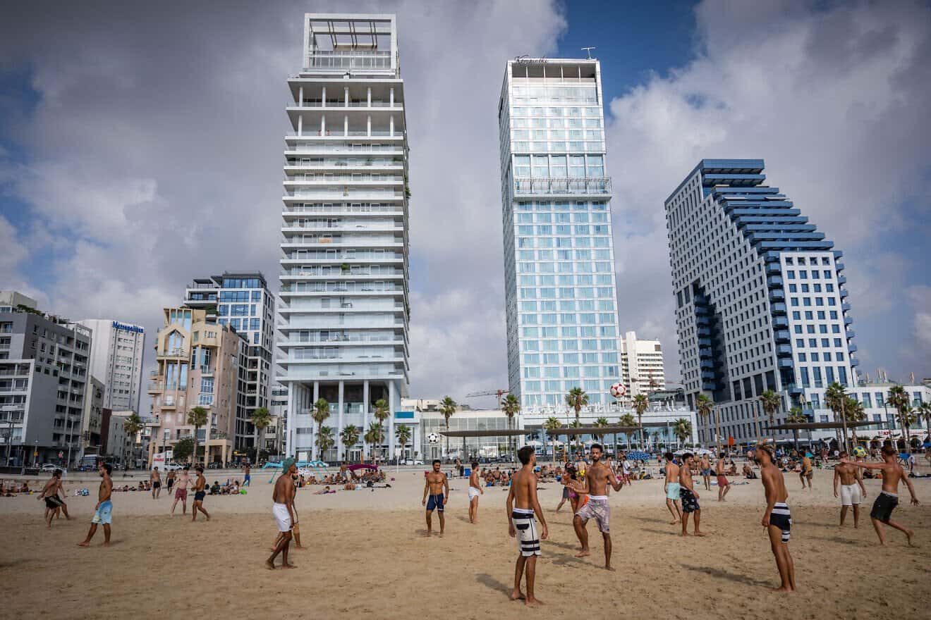 People enjoying the beach in Tel Aviv, June 23, 2025. Photo by Yonatan Sindel/Flash90.