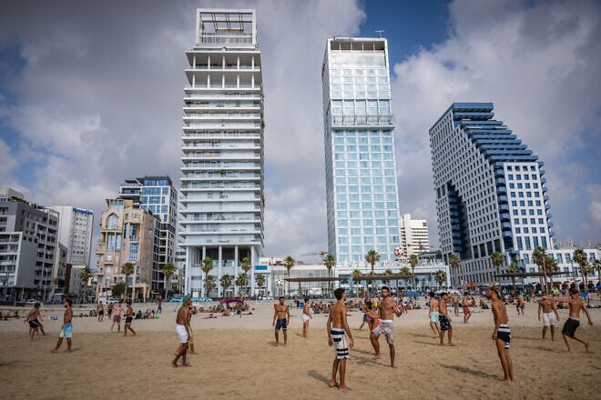 People enjoying the beach in Tel Aviv, June 23, 2025. Photo by Yonatan Sindel/Flash90.