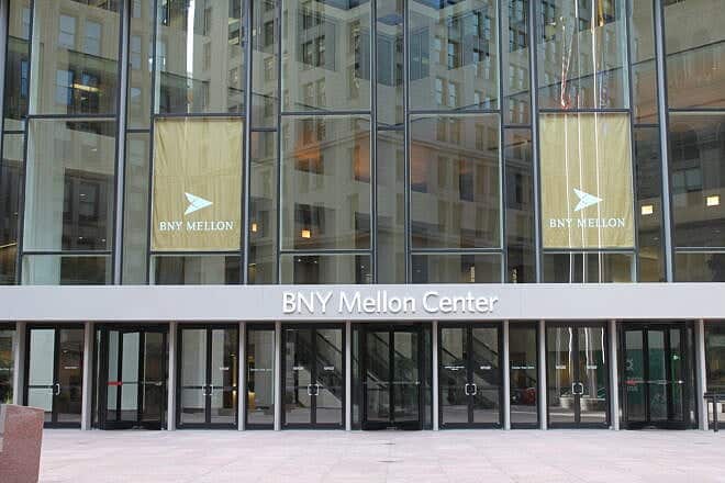 Front entrance of the BNY Mellon Center, headquarters of the Bank of New York Mellon, in Pittsburgh, Pa., May 30, 2009. Credit: daveynin via Wikimedia Commons.