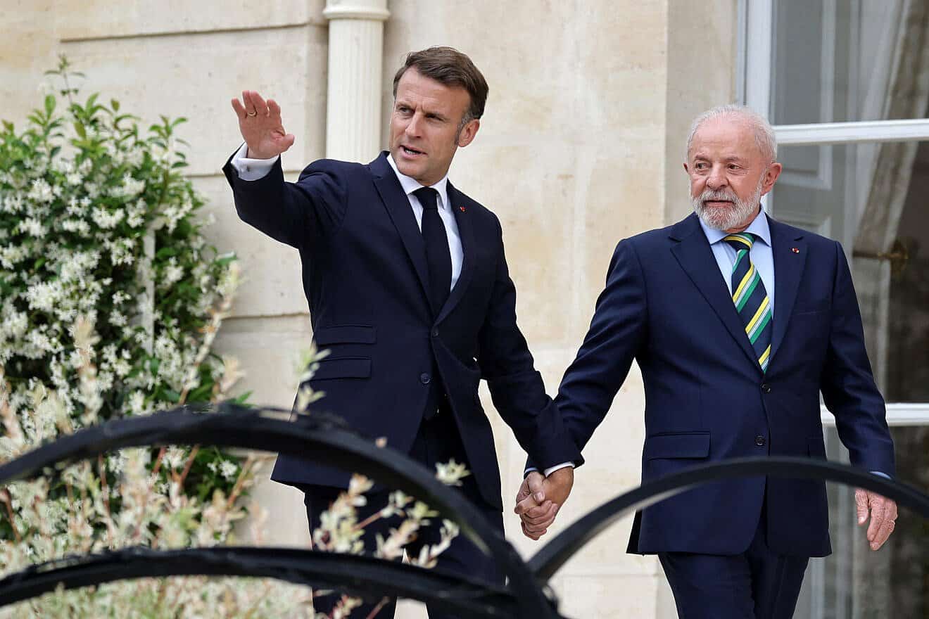 French President Emmanuel Macron (left) walks with Brazilian President Luiz Inácio Lula da Silva after a joint press conference at the Élysée Palace, Paris, on June 5, 2025. Photo by Christophe PETIT TESSON / POOL / AFP