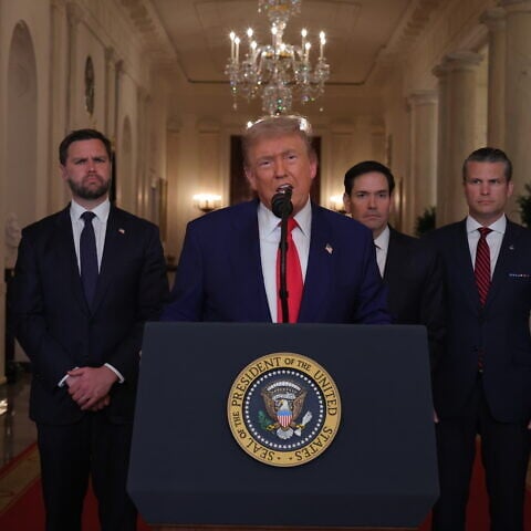 Президент США Дональд Трамп выступает с обращением к нации из Белого дома 21 июня 2025 года в Вашингтоне, округ Колумбия. Президент Трамп выступил с обращением по трем иранским ядерным объектам, которые подверглись удару со стороны американских военных в воскресенье утром. (Фото Карлоса Баррии - Pool/Getty Images)