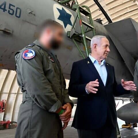 Премьер-министр Израиля Биньямин Нетаньяху во время визита на авиабазу Тель-Ноф в центральном Израиле, 16 июня 2025 года. Фото Ави Охайона/GPO