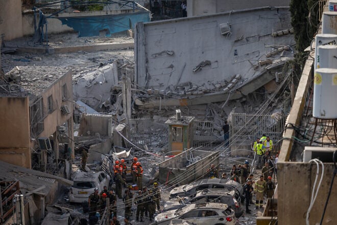 Israeli security and rescue forces in Bnei Brak, where a ballistic missile fired from Iran hit and caused major structural damage, June 16, 2025. Photo by Chaim Goldberg/Flash90.