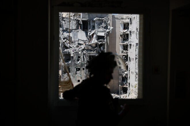 Damage from an Iranian ballistic missile after hitting a building in the southern Israeli city of Beersheva, June 25, 2025. Photo by David Cohen/Flash90.