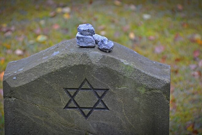 A tombstone marking the grave of a Jewish person. Credit: bernswaelz/Pixabay.
