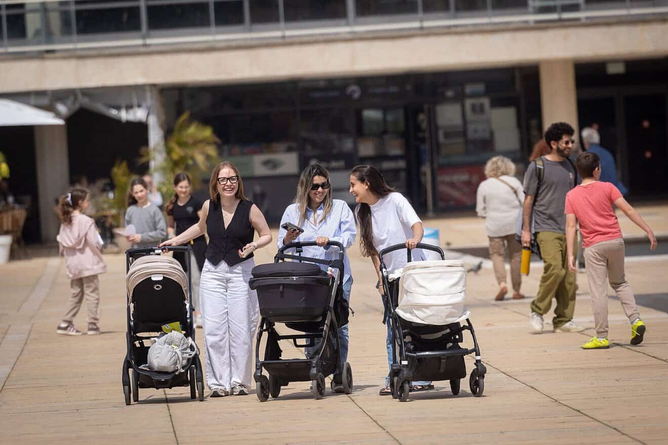 Mothers and their babies at Habima Square in Tel Aviv, March 25, 2025. Photo by Miriam Alster/Flash90.