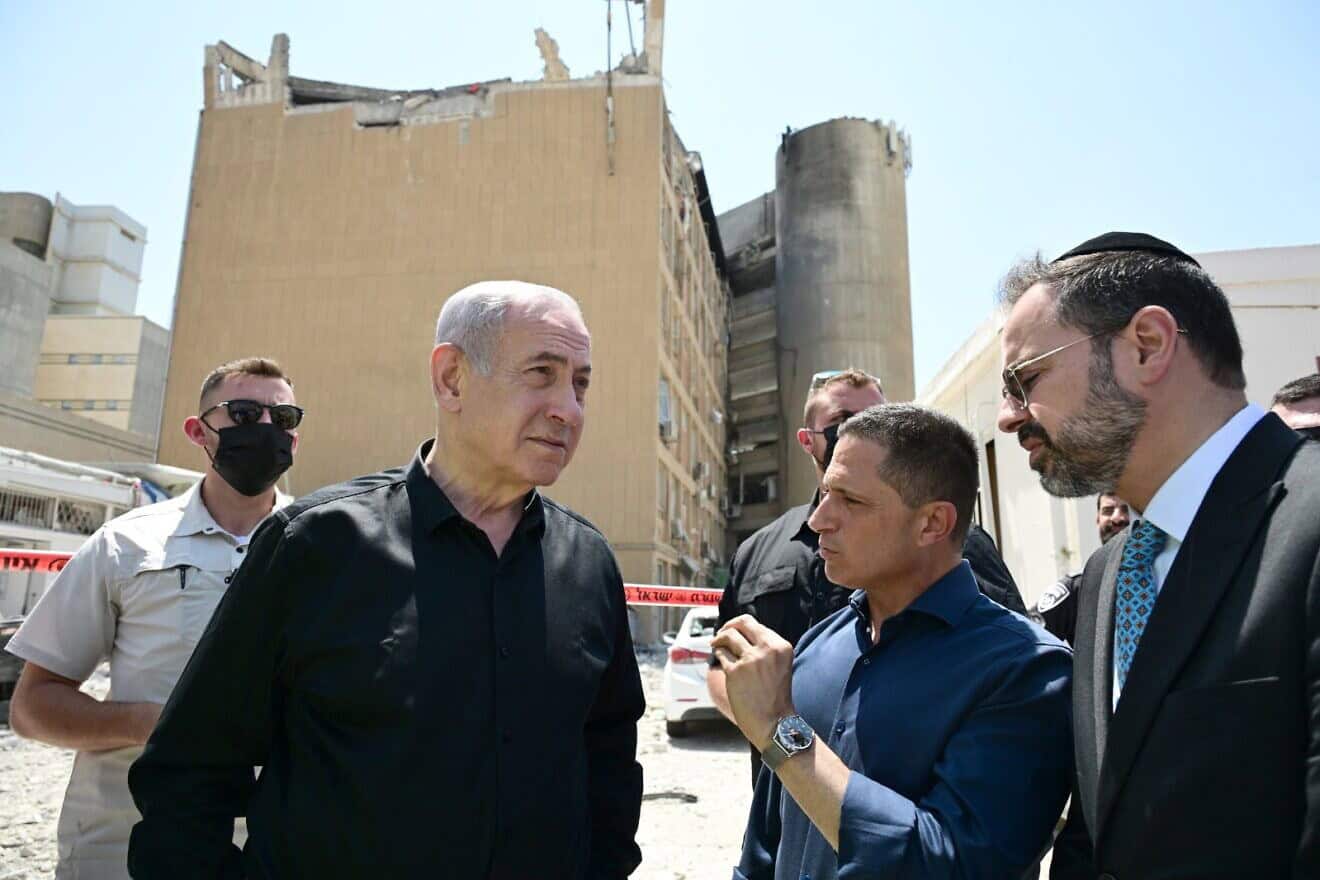 Israeli Prime Minister Benjamin Netanyahu, Beersheva Mayor Ruvik Danilovich (center) and Health Minister Almog Cohen visit the city's Soroka Medical Center after it suffered a direct hit from an Iranian missile, June 19, 2025. Photo by Haim Zach/GPO.