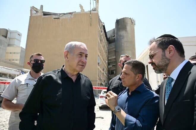 Israeli Prime Minister Benjamin Netanyahu, Beersheva Mayor Ruvik Danilovich (center) and Health Minister Almog Cohen visit the city's Soroka Medical Center after it suffered a direct hit from an Iranian missile, June 19, 2025. Photo by Haim Zach/GPO.