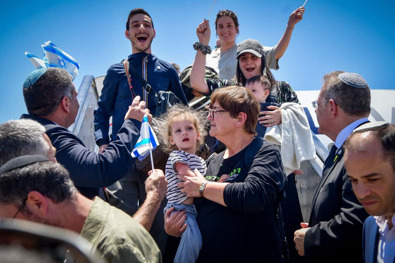 New immigrants from France arrive at Ben-Gurion International Airport on June 25, 2025. Photo by Avshalom Sassoni/Flash90.