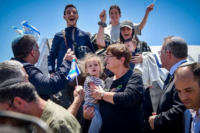 New immigrants from France arrive at Ben-Gurion International Airport on June 25, 2025. Photo by Avshalom Sassoni/Flash90.