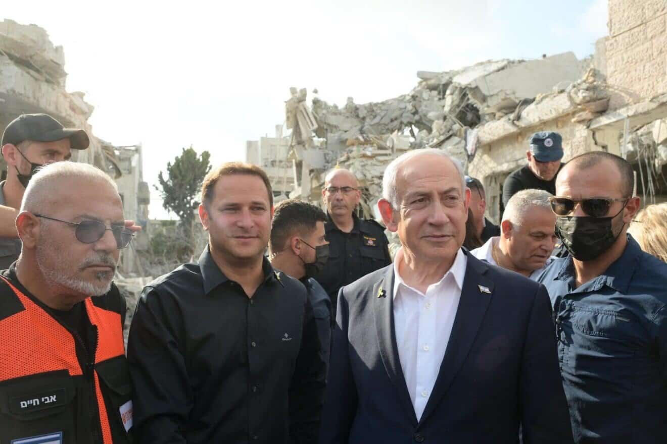 Israeli Prime Minister Benjamin Netanyahu visits the site of an Iranian missile strike in Rishon Letzion, June 23, 2025. Photo by Amos Ben-Gershom/GPO.