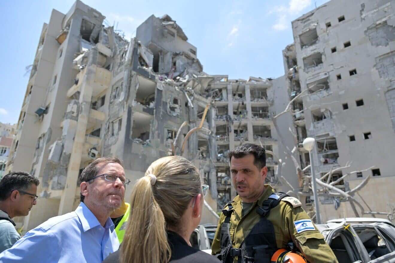 Israeli President Isaac Herzog and first lady Michal Herzog at the scene of the deadly missile strike in Beersheva, June 24, 2025. Photo by Kobi Gideon/GPO.