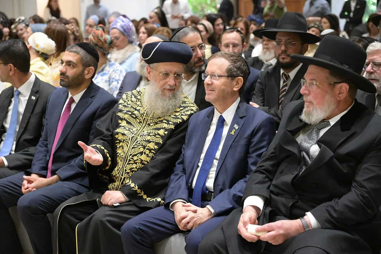 Israeli President Isaac Herzog seated between Sephardic Chief Rabbi David Yosef and Ashkenazi Chief Rabbi Kalman Ber at the President's Residence in Jerusalem, June 10, 2025.
Credit: Amos Ben-Gershom (GPO).