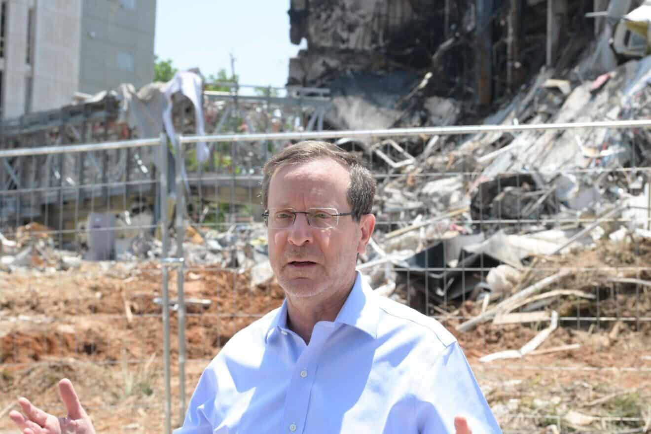 Israeli President Isaac Herzog visits the Weizmann Institute of Science in Rehovot on June 17, 2025 following an Iranian missile attack. Credit: Amos Ben-Gershom/GPO.