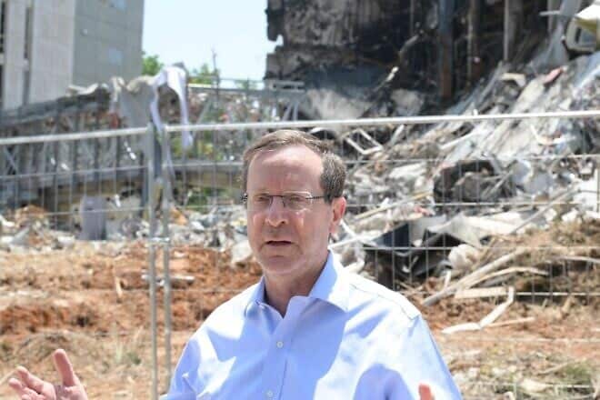 Israeli President Isaac Herzog visits the Weizmann Institute of Science in Rehovot on June 17, 2025 following an Iranian missile attack. Credit: Amos Ben-Gershom/GPO.