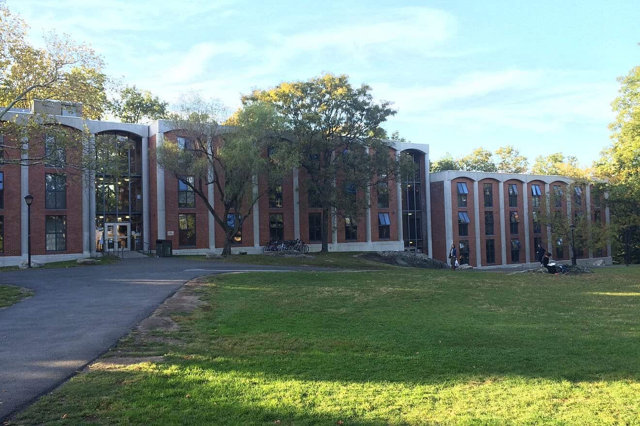 Student residence halls at Sarah Lawrence College in Bronxville, N.Y., Oct. 12, 2016. Credit: Alison Nieman via Wikimedia Commons.