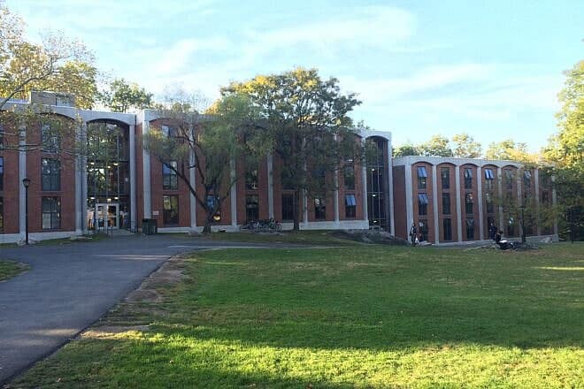 Student residence halls at Sarah Lawrence College in Bronxville, N.Y., Oct. 12, 2016. Credit: Alison Nieman via Wikimedia Commons.
