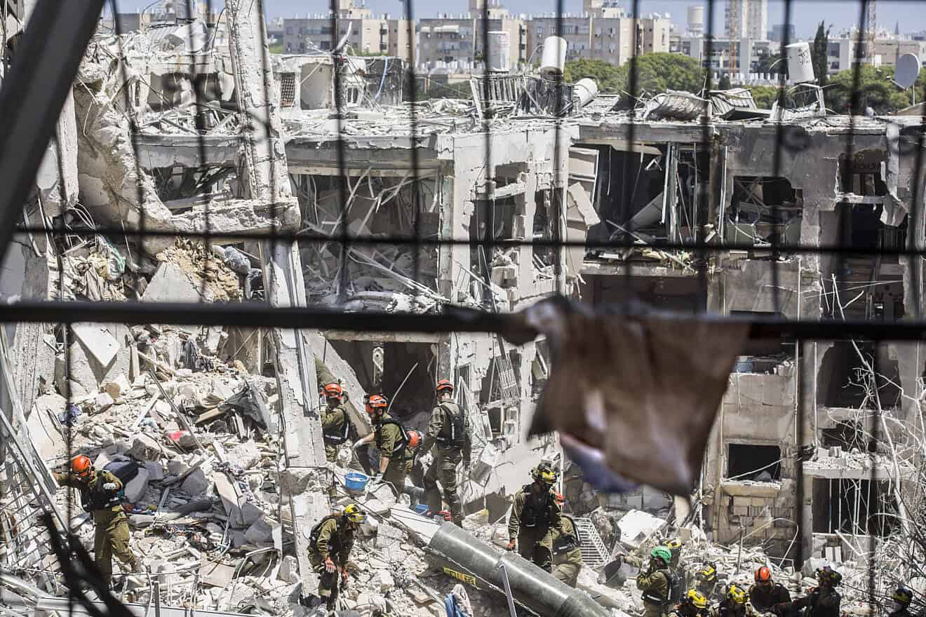 Rescue personnel search for survivors in the rubble after an Iranian missile strike in Bat Yam, June 15, 2025. Photo by Rina Castelnuovo.