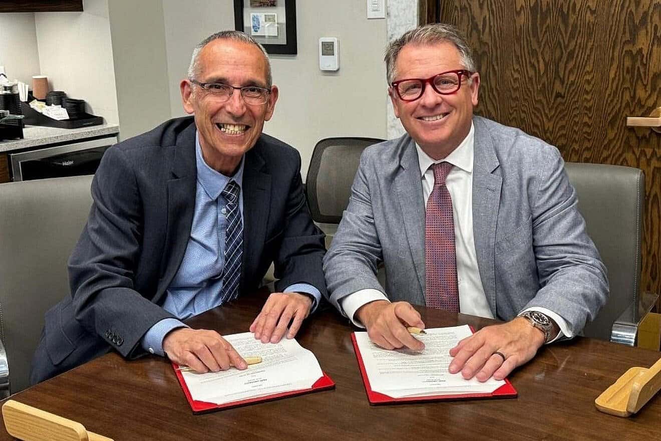Ehud Grossman, president of Ariel University (left) and Taylor Randall, president of the University of Utah, sign a Memorandum of Understanding (MoU) for academic, scientific and cultural cooperation. Photo by Gabi Harow/Ariel University.