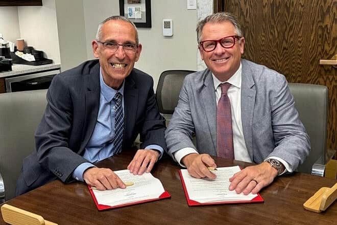 Ehud Grossman, president of Ariel University (left) and Taylor Randall, president of the University of Utah, sign a Memorandum of Understanding (MoU) for academic, scientific and cultural cooperation. Photo by Gabi Harow/Ariel University.