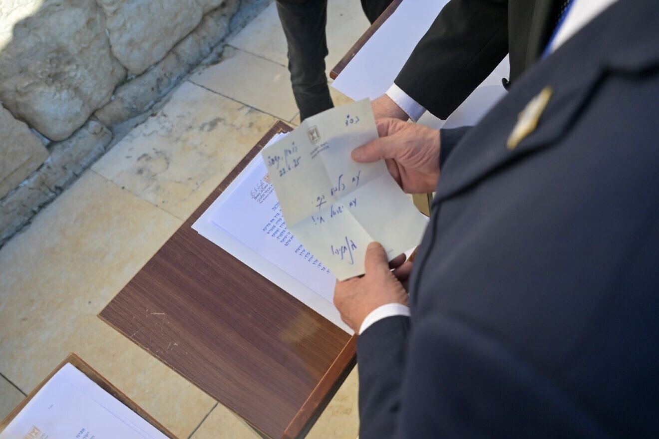 The note placed by Prime Minister Benjamin Netanyahu in the Western Wall on June 22, 2025. Photo by Kobi Gideon/GPO. The note placed by Prime Minister Benjamin Netanyahu in the Western Wall on June 22, 2025. Photo by Kobi Gideon/GPO.