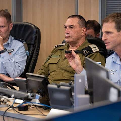Начальник Генштаба Армии обороны Израиля генерал-лейтенант Эяль Замир во время визита в подземный командный центр ВВС Израиля, 15 июня 2025 г. Источник: Армия обороны Израиля.