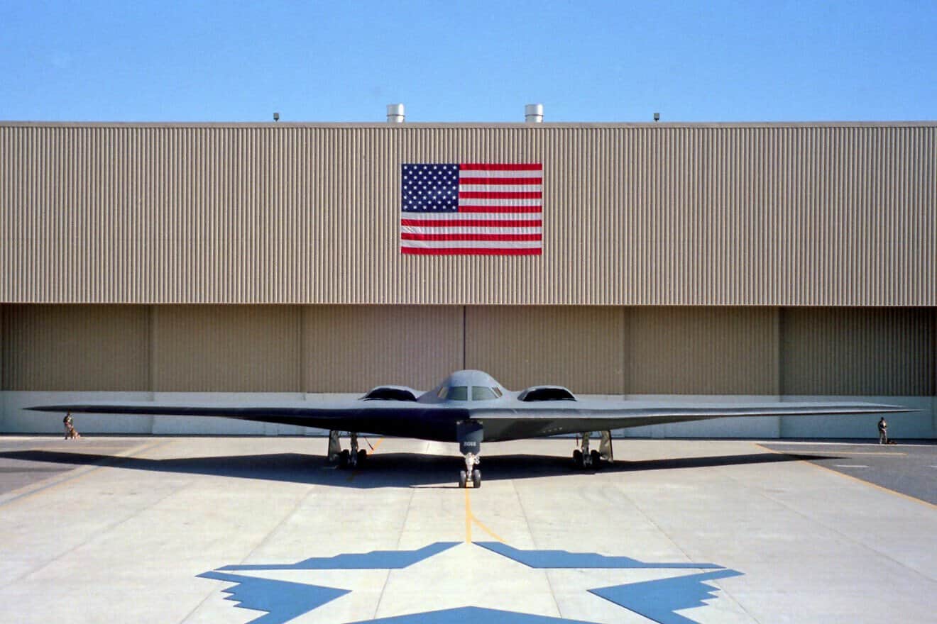 A B-2 bomber at its initial public rollout in Palmdale, Calif., on Nov, 22, 1988. Credit: Goretexguy via Wikimedia Commons.