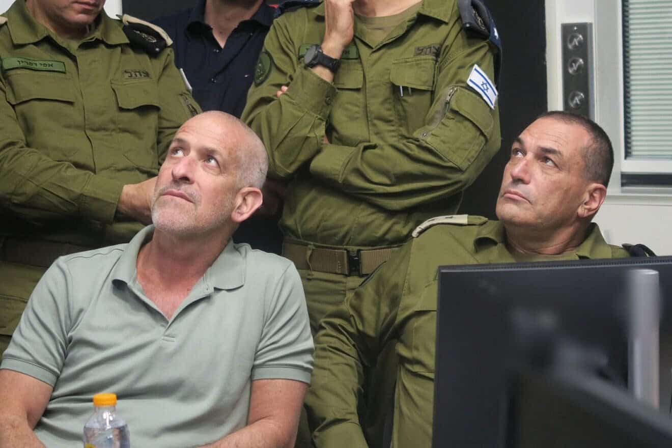 Israel Security Agency (Shin Bet) Director Ronen Bar and Israel Defense Forces Chief of Staff Lt. Gen. Eyal Zamir at the ISA's Special Operations Command Center during the operation that eliminated Mohammed Sinwar, May 13, 2025. Credit: IDF.