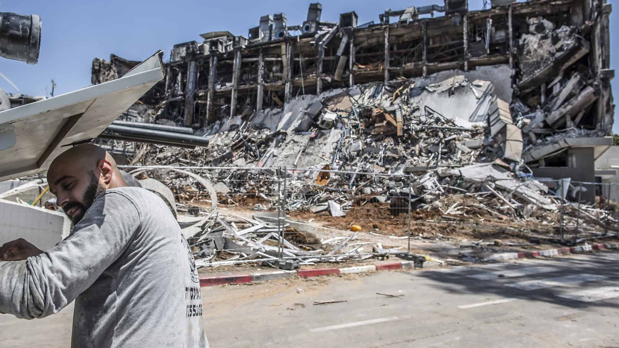 A worker carrying out repairs at the Weizmann Institute of Science in Rehovot, July 10, 2025. Photo by Rina Castelnuovo.