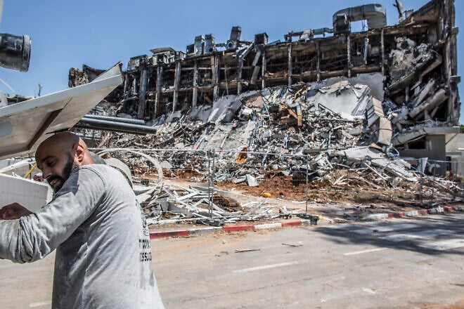 A worker carrying out repairs at the Weizmann Institute of Science in Rehovot, July 10, 2025. Photo by Rina Castelnuovo.