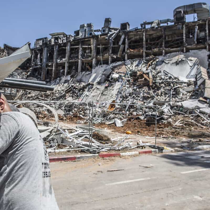 A worker carrying out repairs at the Weizmann Institute of Science in Rehovot, July 10, 2025. Photo by Rina Castelnuovo.
