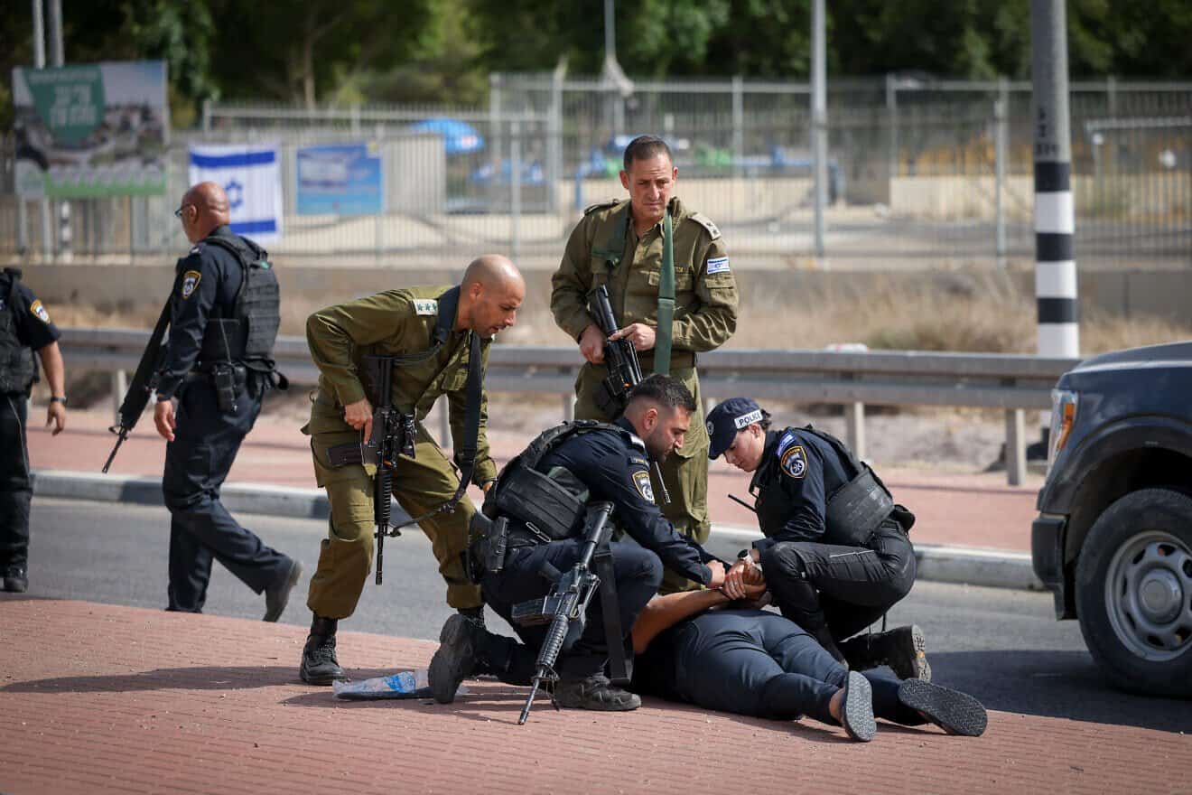 Soldiers and police arrest two Arab men on suspicion of looting, near Ofakim, southern Israel. Oct. 16, 2023. Photo by Chaim Goldberg/Flash90.