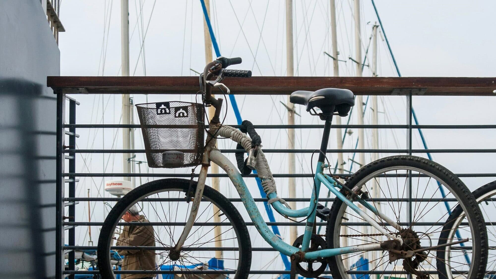 A bicycle in Tel Aviv, near the beach. Credit: Kirill Valerich/Pexels.